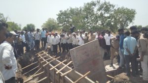 शहापूर-कळमसरे रस्त्यावर भीषण अपघात; ठेकेदाराच्या निष्काळजीपणामुळे घरातील कर्त्या मुलाचा गेला जीव; कारवाईची मागणी