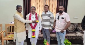 भाजपा नंदुरबार जिल्हा प्रभारीपदी बबनराव चौधरी यांची नियुक्ती झाल्या बद्दल शिरपुरात कार्यकर्त्यांनी केला त्यांच्या सत्कार
