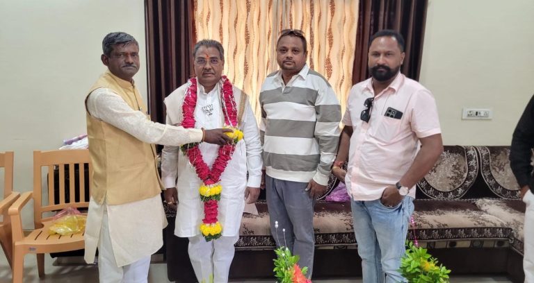 भाजपा नंदुरबार जिल्हा प्रभारीपदी बबनराव चौधरी यांची नियुक्ती झाल्या बद्दल शिरपुरात कार्यकर्त्यांनी केला त्यांच्या सत्कार