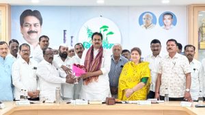 उजनीतून भीमा नदीत पाणी सोडले ; नागरिकांनी हर्षवर्धन पाटील यांचे मानले आभार!